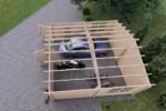 Kadagys medinis garažas, vaizdas iš viršaus su automobilio vieta