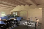Kadagys medinio garažo vidaus erdvė automobiliui, motociklui ir dviračiams